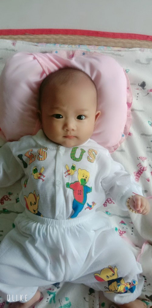 Bé uống sữa công thức