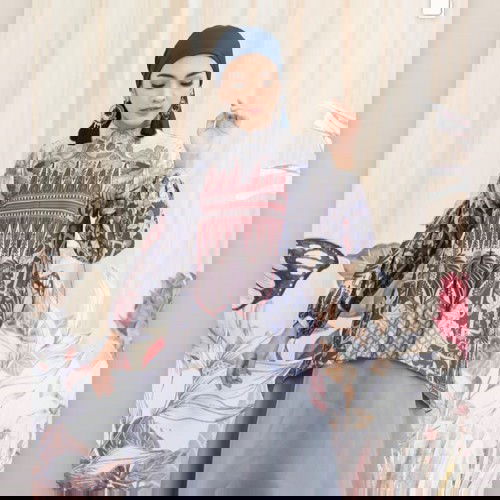 Blouse wearing klamby