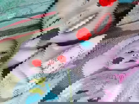 e dk 2thag ruoi r
ma s e thay be it tang can mong cac mom chi giup dum
