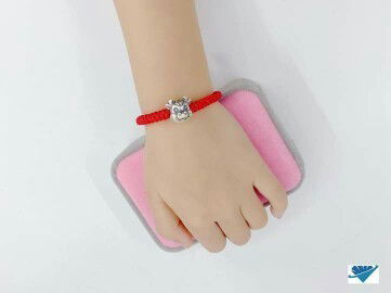 Vòng chỉ đỏ trâu bạc thái cho bé