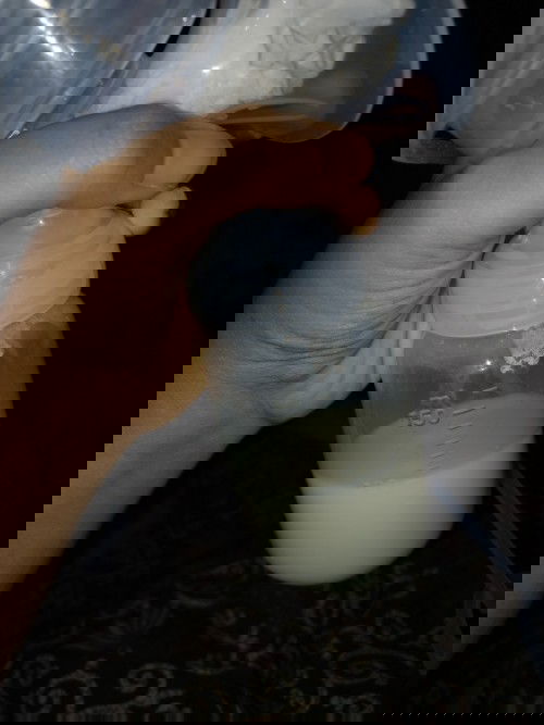 Moms mau nanya nih, boleh gak si ibu minum ASI nya sendiri???