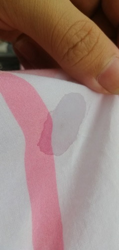 Cho e hỏi là e đc 27w mà trên ngực e ra cái này dính áo e hồi khô lại nó màu trắng