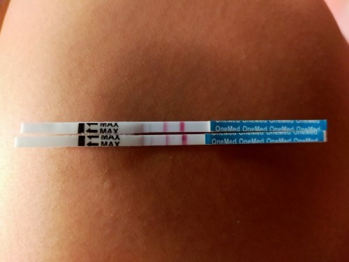 HPHT 1 juli 2021, agustus sampai tgl 3 blm haid, iseng cek garis dua tapi blm jelas
Gimana ya??