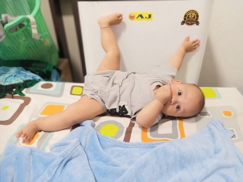 เด็กติดเเอร์จ้าอารมณ์ดี เริ่มเกาะยืน