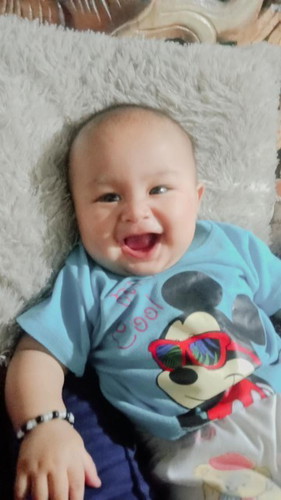 halo bun aku baru 4 bulan 22 hari
bb aku udah 8,5kg loh aku full asi