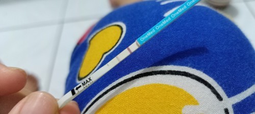 Telat udah 1 mggu Aku di tes 3x positif tpi kemarin dan hari ini aku mens jadi hamil apa nggk ya???