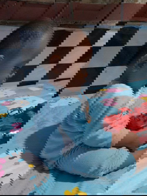 Anak duduk membungkuk