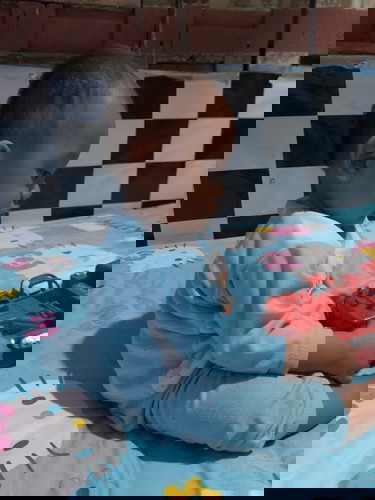 Anak duduk membungkuk