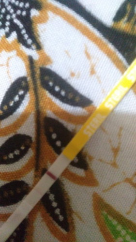 Assalamualaikum..apakah ada yang pernah mengalami tespek Samar begini..apa positive bunda2 ??