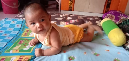 Baby ku usia 4 bulan.. berat nya 5,7 kg lingkar kepalanya 38cm tingginya 61.. apakah normal..