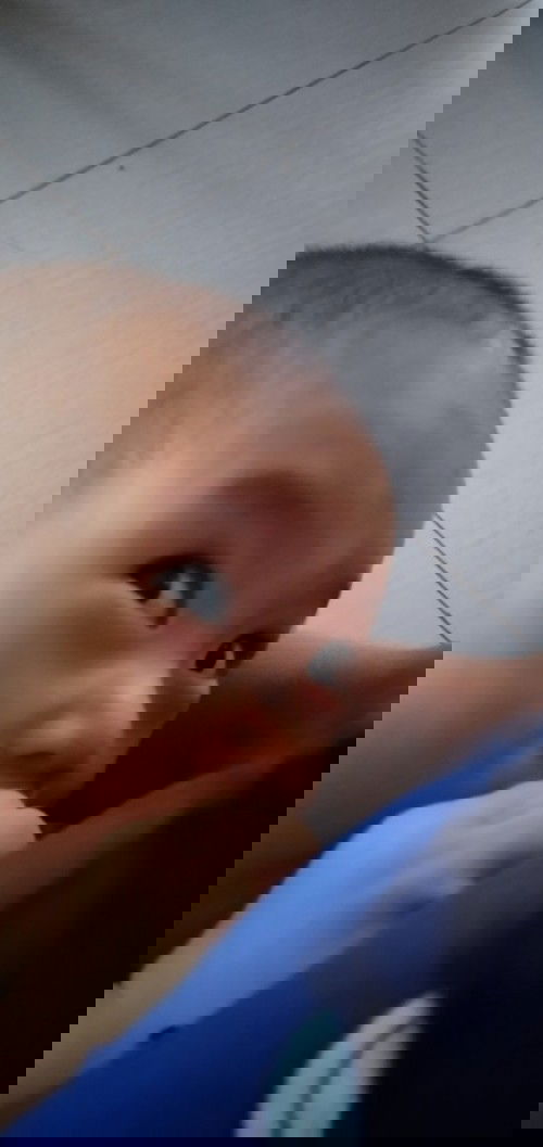 D6- gọi mẹ mỗi khi hắn đói và gắt ngủ