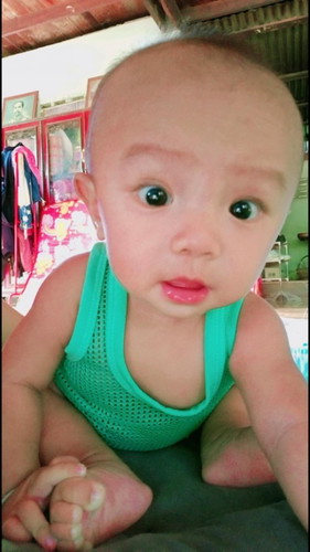 น้อง4เดือน 23วันแล้วค่ะ แต่คว่ำไม่เป็นถ้าไม่พาทำ แต่น้องจะนั่งอย่างเดียวเลยมีบ้านไหนเป็นมั้ยคะ