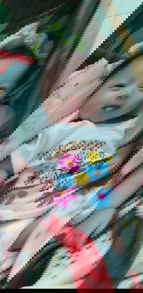 Bé hôm nay chảy nước miếng và lè lưỡi thì sắp mọc răng phải không ạ ?