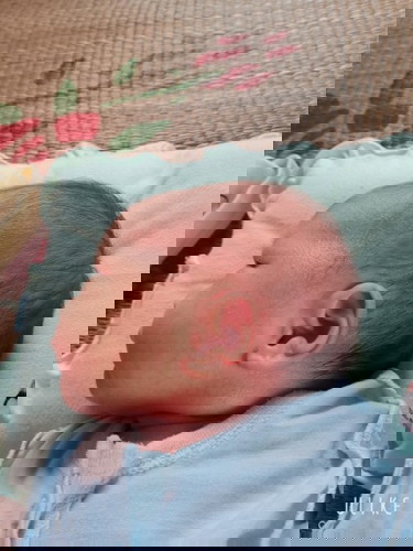 Bé nhà e bị vậy là bị làm sao vậy các mom nhìn con mà sót quá 😑😑