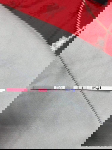 แบบนี้คือท้องไหมคะ ชัดแบบนี้ ตรวจครั้งเดียวแล้วมันวิ่งขึ้นเร็วมากๆเลยค่ะ
มีอาการปวดหัว+อาเจียนค่ะ