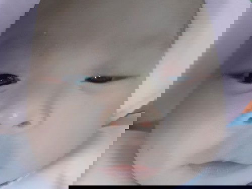 น้องชอบเอามือถูหน้า