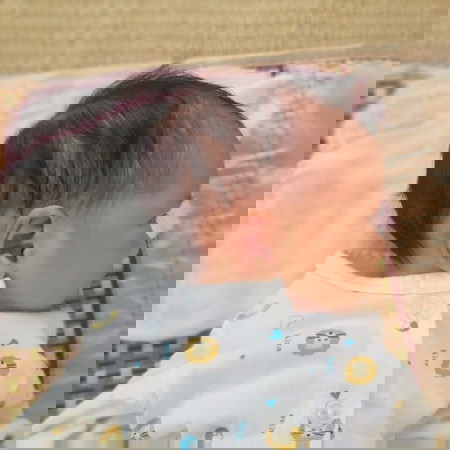 Các mom coa cách nào làm đầu bé tròn k ạ, bé mk dc 14d rùi mà xoa mãi đầu bé k tròn dc😥