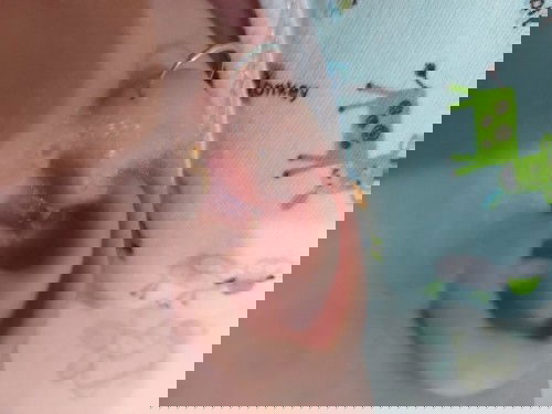 Kuping baby tiba2 bau dan ada putih2nya