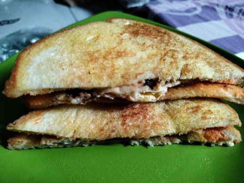 Cinta pertama atau cinta monyet