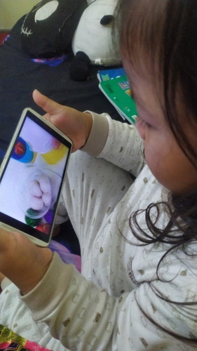 Mom berapa jam dalam sehari anak mulai dikenalkan dengan gadget?