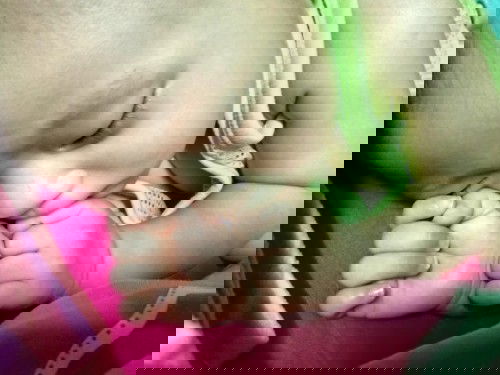 เวลาลูกนอนแล้วเหงือเต็มหัวเปียกหมด เกิดจากอะไรมีใครพอรู้สาเหตุไหมคะ หาใครรู้คำตอบขอบคุณล่วงหน้าด้วยค