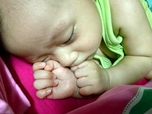 เวลาลูกนอนแล้วเหงือเต็มหัวเปียกหมด เกิดจากอะไรมีใครพอรู้สาเหตุไหมคะ หาใครรู้คำตอบขอบคุณล่วงหน้าด้วยค