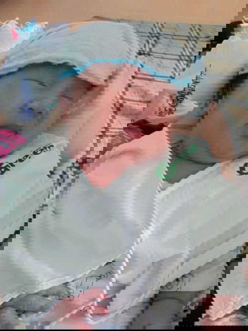 Con đang ngủ mà mẹ cứ trêu