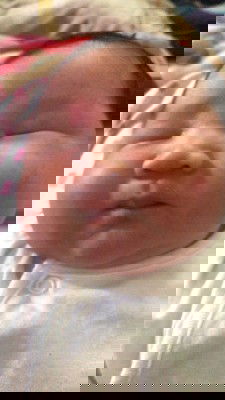 Lúc mới sanh đc mấy ngày các mom ạ