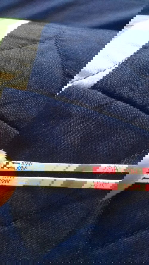 Garis 2 tapi satunya samar