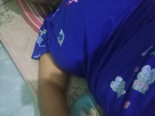 Saya hamil baru 7 Mingguan.tidur miring serba slah apakah saya hamil anak kembar dok?