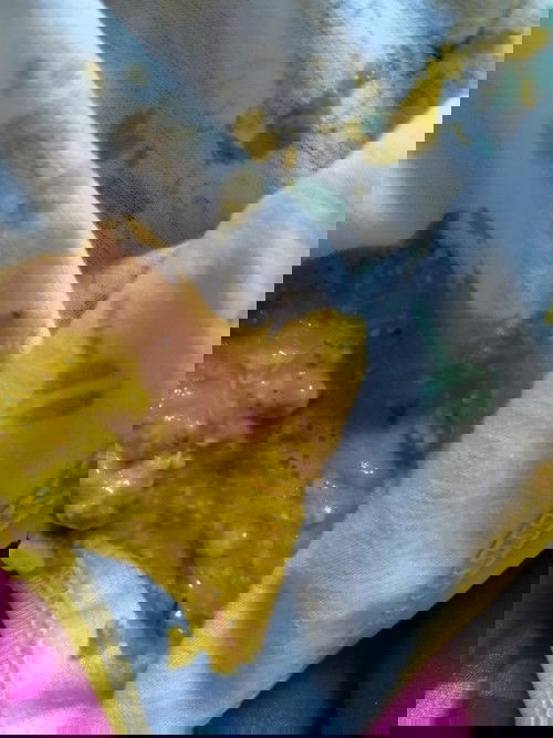 Pup bayi berlendir merah