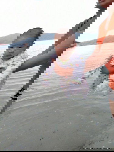 Anong edad po ba pupwede nang mag swimming sa dagat si baby?