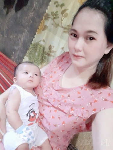 Mom oi me hoi cu nha minh hay nguoc nhin len tran nha vay co sao ko mom.cu đc 1 thang 27 ngay