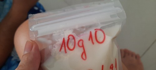 Có mẹ nào biết về tình trạng sữa vừa mới hút ra có kèm theo nhầy nhầy sợi trắng như vậy không ạ ?