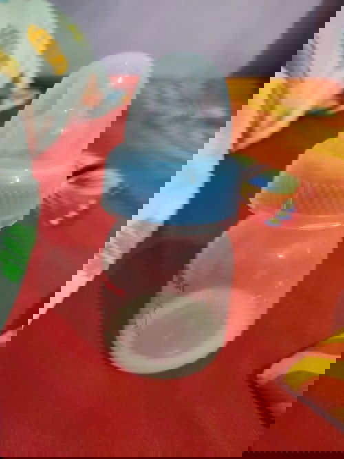 Minum susu pake botol