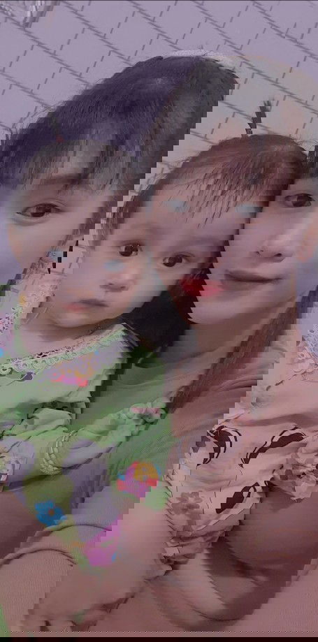 Nhìn bé có thấy giống e k ak