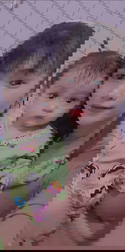 Nhìn bé có thấy giống e k ak