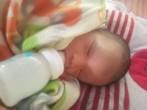 ลูกคัยติดขวดนมบ้าง