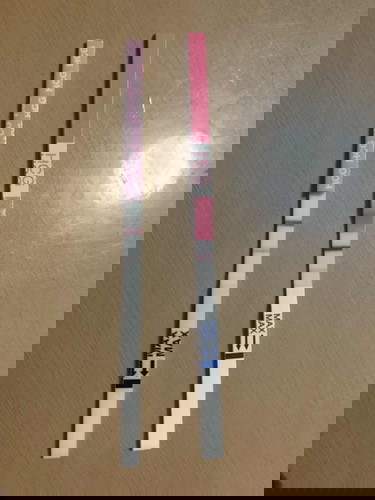 ประจำเดือนขาดวันแรก ตรวจขึ้นสองขีดตามภาพ แต่มีเลือดสีน้ำตาลออกมาเล็กน้อยเมื่อวานนี้