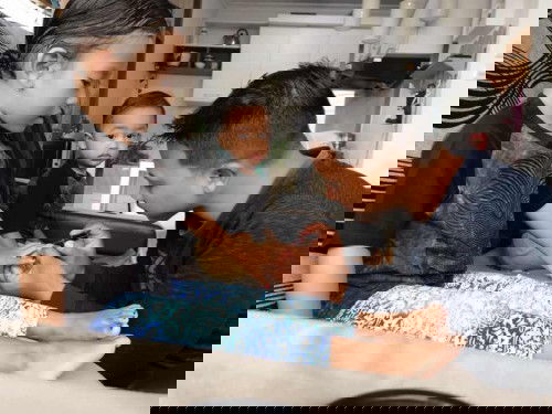 Anak atau suami??

Kalau kalian tim mana nih bunda pilih anak atau suami???