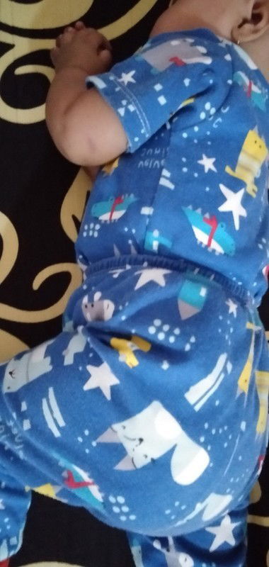 Tidur setengah tengkurep