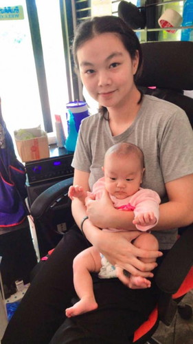 อุ้มนอนหงายแล้วลูกร้อง