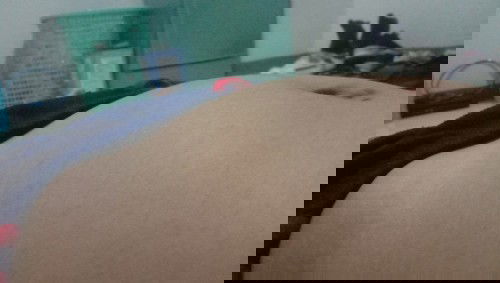 แม่ๆคะขอถามหน่อยทำไมเวลานอนหงายแล้วท้องเป็นแบบนี้ท้อง5เดือนค่ะ