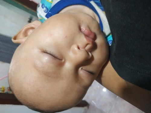 Anak sy umur 4 bln 21 hr. Tb2 demam, nangis trs, gak mau minum susu. Tdr mnt digendong. Knp y bund?