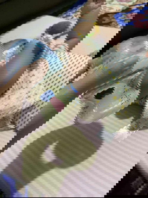 Hi mommies semua nak tny Anak sy 4 bulan and dia kurang menyusu skrg walaupun dah masanya dan selalu menolak susu.