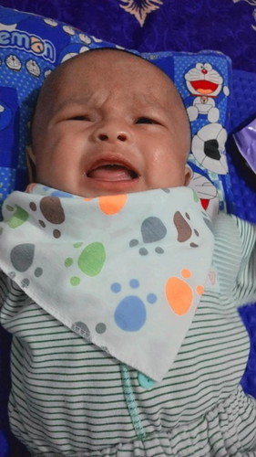 Apakah Bayi sering Ngulet dan Gumoh itu Normal ?