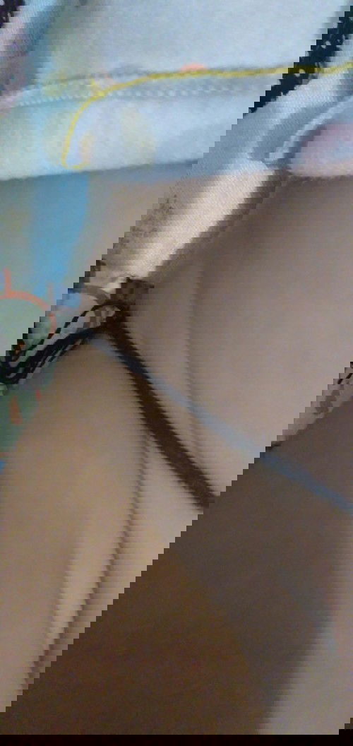 Bayi pakai benang hitam