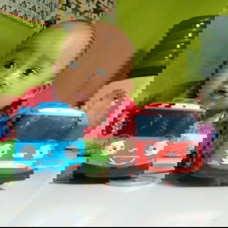 Anakku sudah 6bulan 17hari tetapi belum bisa merangkak. Kalo angkat pantat malah mundur๐