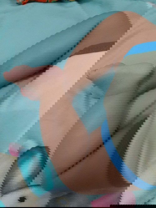 Bayi 6 bulan belum suka tendang2 kaki ketika diberdirikan/kaki lemas