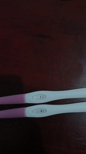 Kalau garisnya samar begini apakah positif hamil? sebelumnya saya keluar flek coklat, tidak banyak..